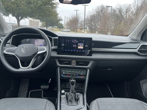 Certified 2025 Volkswagen Taos SE image 27