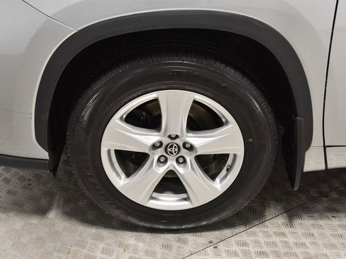 Used 2023 Toyota Highlander LE image 34