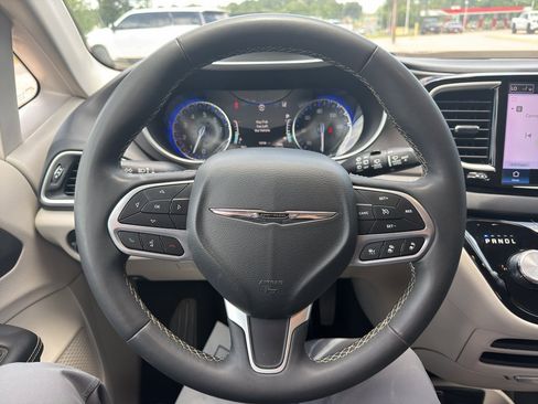 Used 2024 Chrysler Pacifica Touring-L FWD image 26