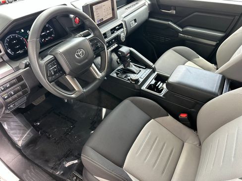 Used 2025 Toyota Tacoma TRD Off-Road AWD/4WD image 9