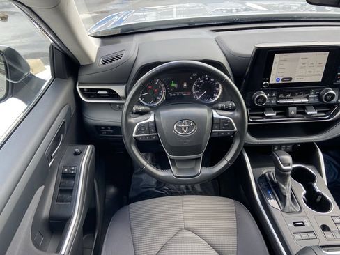 Used 2024 Toyota Highlander LE image 7