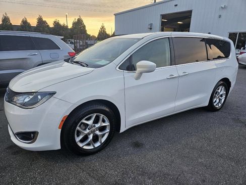 Used 2020 Chrysler Pacifica Touring w/ Tire & Wheel Group image 10