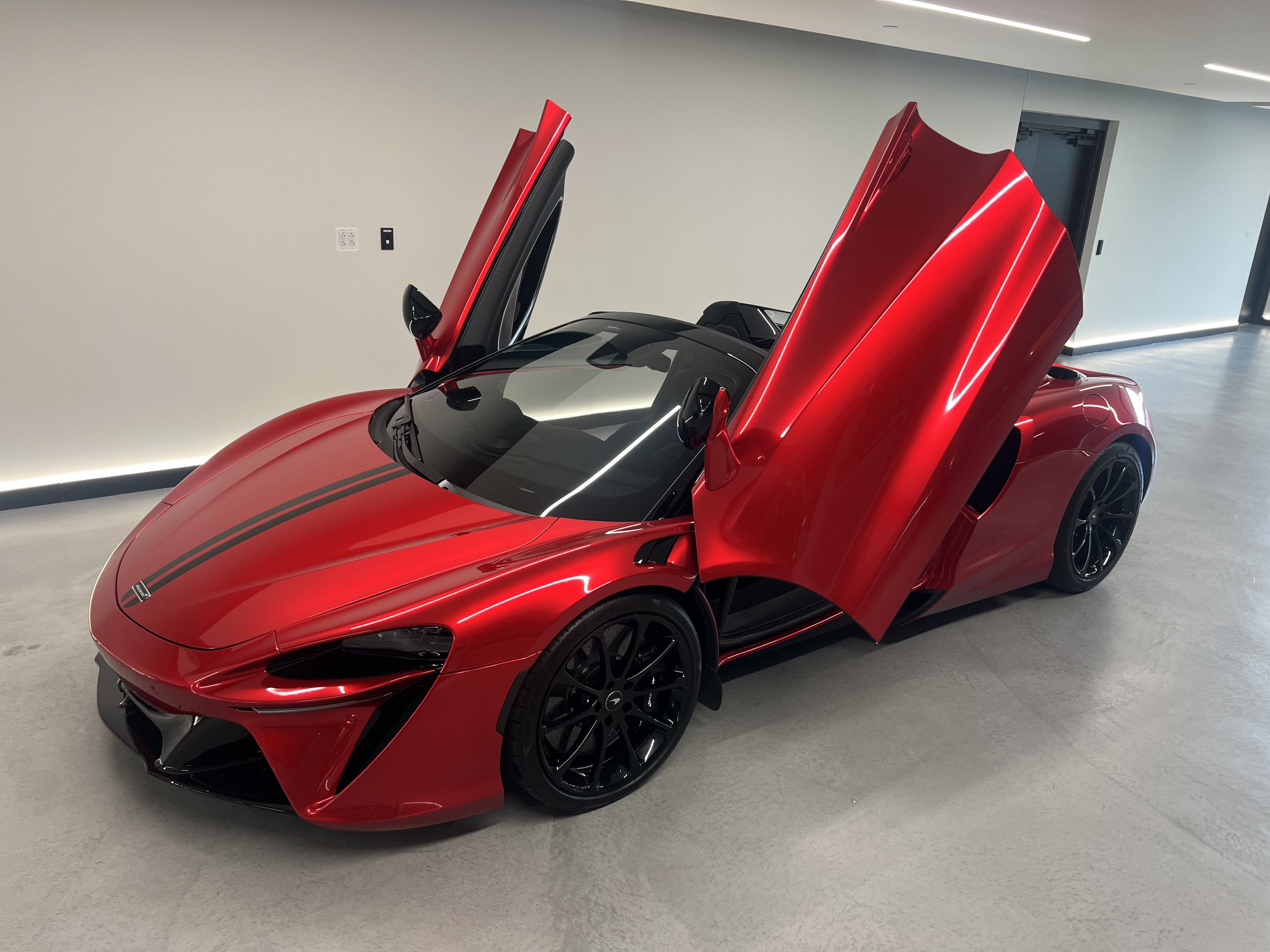 Used 2025 McLaren Artura Spider RWD image 12