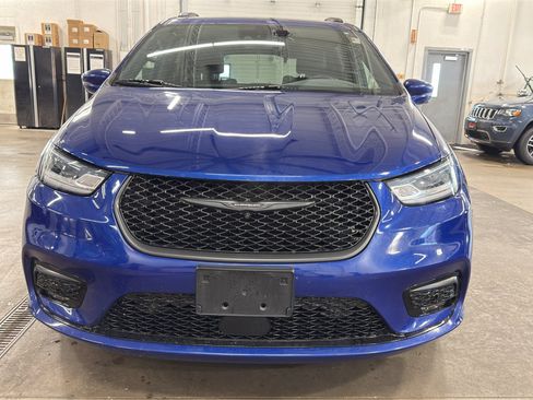 Used 2021 Chrysler Pacifica Touring-L w/ Uconnect Theater Family Group AWD/4WD image 2
