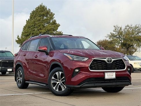 Certified 2023 Toyota Highlander XLE image 2