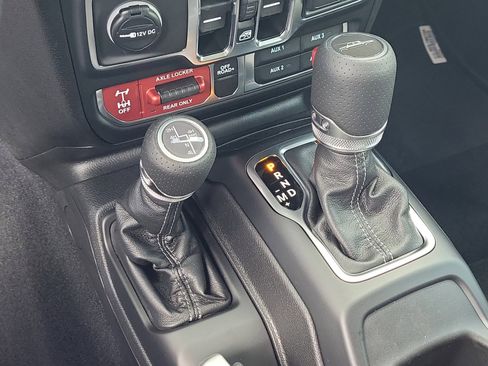 New 2025 Jeep Gladiator Mojave image 17