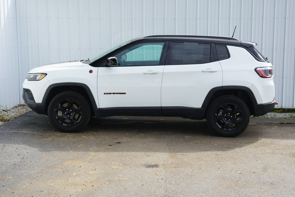 Used 2024 Jeep Compass Trailhawk AWD/4WD image 3