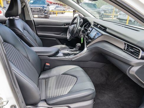 Used 2020 Toyota Camry SE image 18