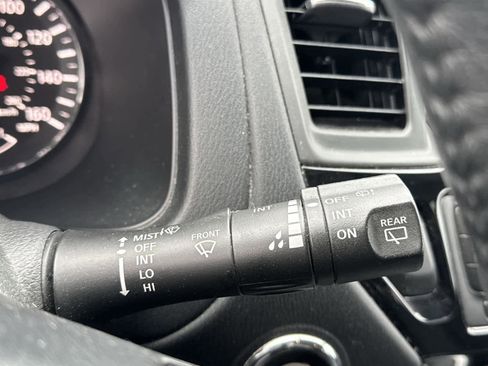 Used 2017 Nissan Pathfinder SV image 22