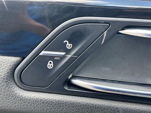 Used 2018 Porsche Macan S image 25