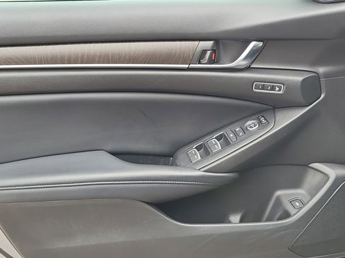 Used 2018 Honda Accord Touring image 6