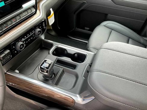 Used 2025 Chevrolet Silverado 1500 LT w/ Leather Package AWD/4WD image 9