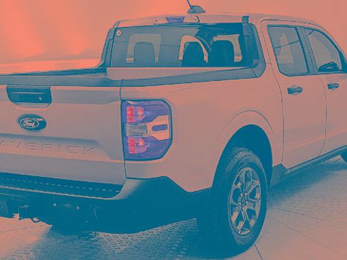 Certified 2025 Ford Maverick XLT w/ Equipment Group 302A AWD/4WD image 3