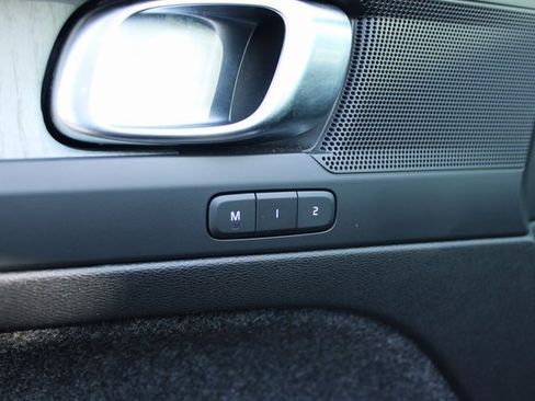 Used 2025 Volvo XC40 B5 Core image 11