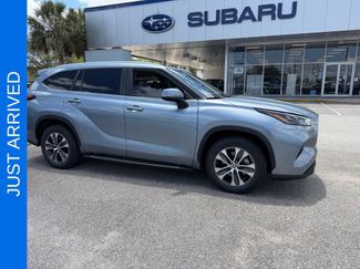 Used 2023 Toyota Highlander XLE FWD video 1