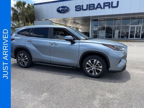 Used 2023 Toyota Highlander XLE FWD image 1