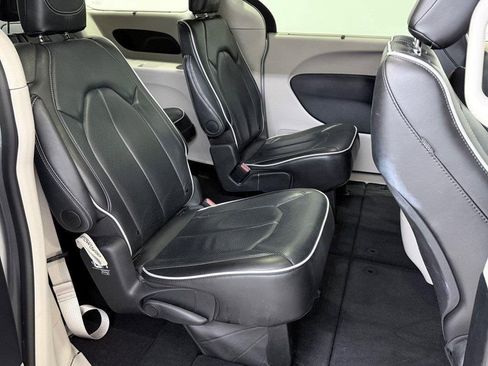 Used 2024 Chrysler Pacifica Limited image 13