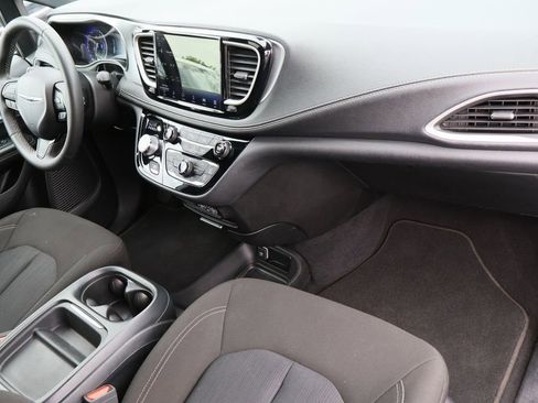 Used 2023 Chrysler Pacifica Touring FWD image 29