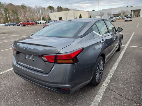 Used 2025 Nissan Altima 2.5 SV image 2