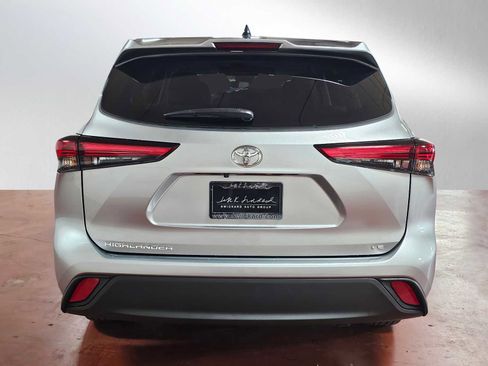 Used 2023 Toyota Highlander LE image 6