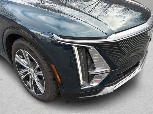 Certified 2025 Cadillac Lyriq Luxury AWD/4WD image 11