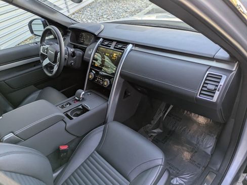 Used 2024 Land Rover Discovery Dynamic SE image 34