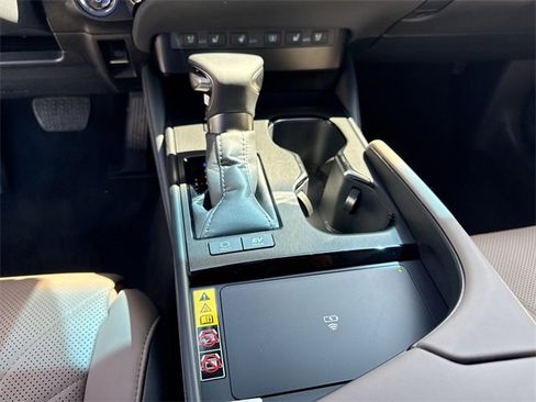 Used 2025 Lexus ES 300h w/ Luxury Package image 21