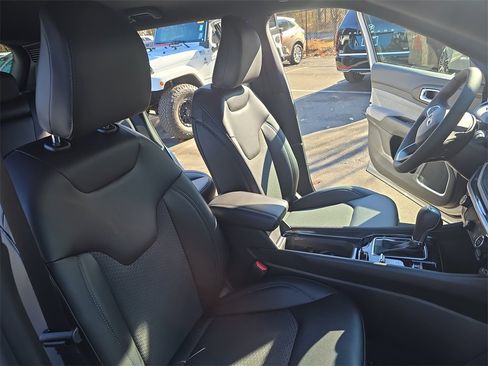 New 2026 Jeep Compass Latitude image 10