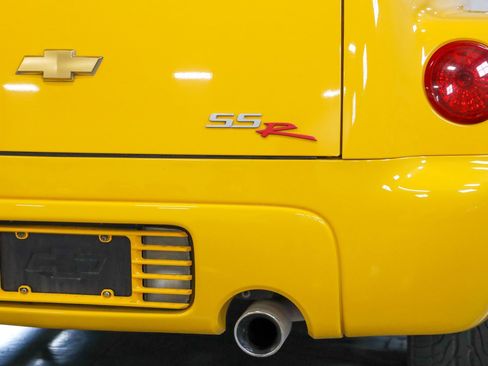 Used 2004 Chevrolet SSR w/ Preferred Equipment Group image 27