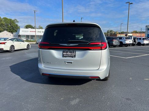 New 2026 Chrysler Pacifica Select image 5