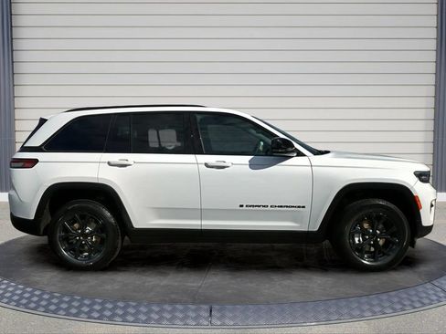 Used 2024 Jeep Grand Cherokee Altitude AWD/4WD image 8