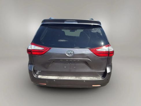 Used 2015 Toyota Sienna XLE w/ XLE Navigation Package FWD image 4