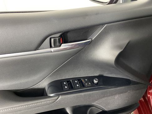 Used 2019 Toyota Camry XLE image 14