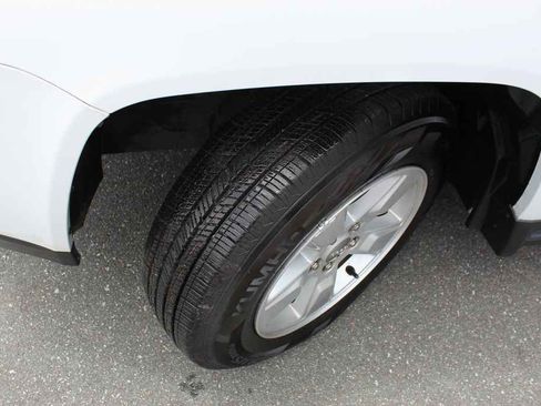 Used 2017 Jeep Compass Latitude FWD image 30