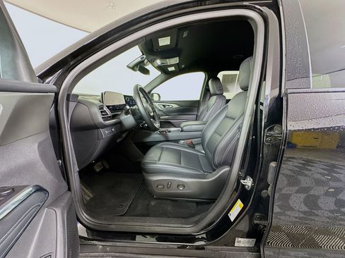 Used 2025 Chevrolet Traverse LT image 13