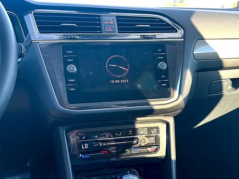 Used 2024 Volkswagen Tiguan SE w/ Panoramic Sunroof Package image 30