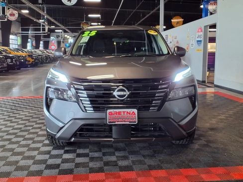 Used 2025 Nissan Rogue SV AWD/4WD image 2