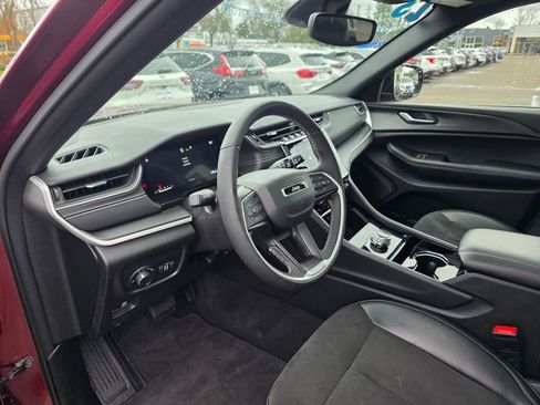 Used 2023 Jeep Grand Cherokee Altitude image 10