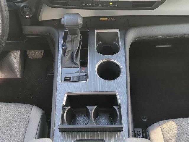 Used 2025 Toyota Sienna LE FWD image 21