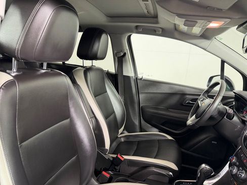 Used 2018 Chevrolet Trax Premier w/ Midnight Edition AWD/4WD image 22