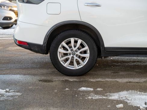 Used 2018 Nissan Rogue SV image 9