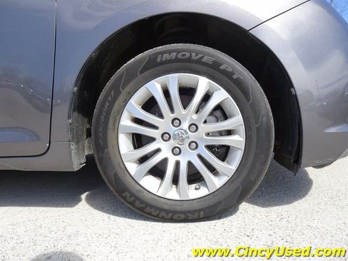 Used 2014 Toyota Sienna XLE FWD image 2
