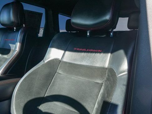 Used 2017 Jeep Grand Cherokee Trailhawk image 21