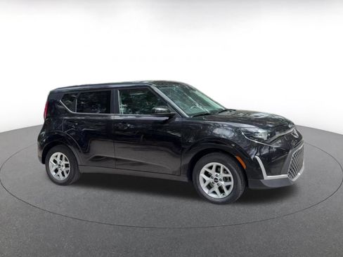 Used 2025 Kia Soul LX w/ LX Technology Package FWD image 2