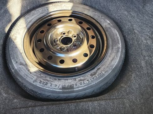 Used 2001 Lincoln Continental image 32