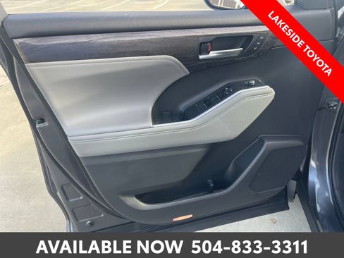 Used 2023 Toyota Highlander Limited FWD image 23