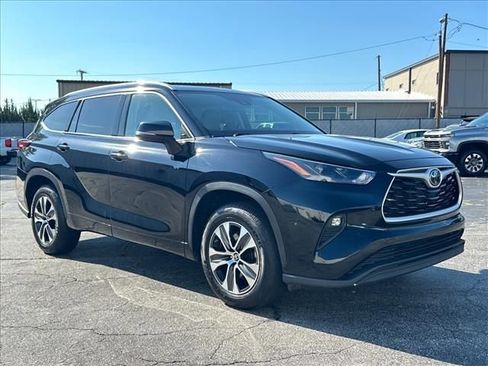 Used 2022 Toyota Highlander XLE FWD image 2
