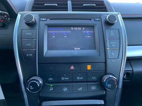 Used 2016 Toyota Camry SE image 19