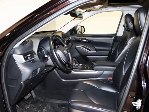 Used 2021 Toyota Highlander XLE image 30