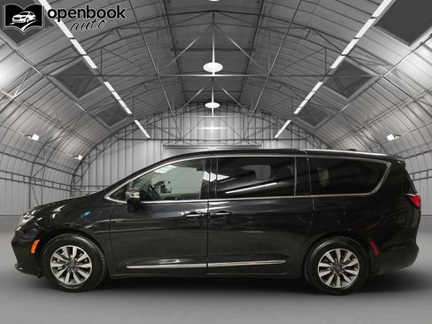 Used 2023 Chrysler Pacifica Limited FWD image 8